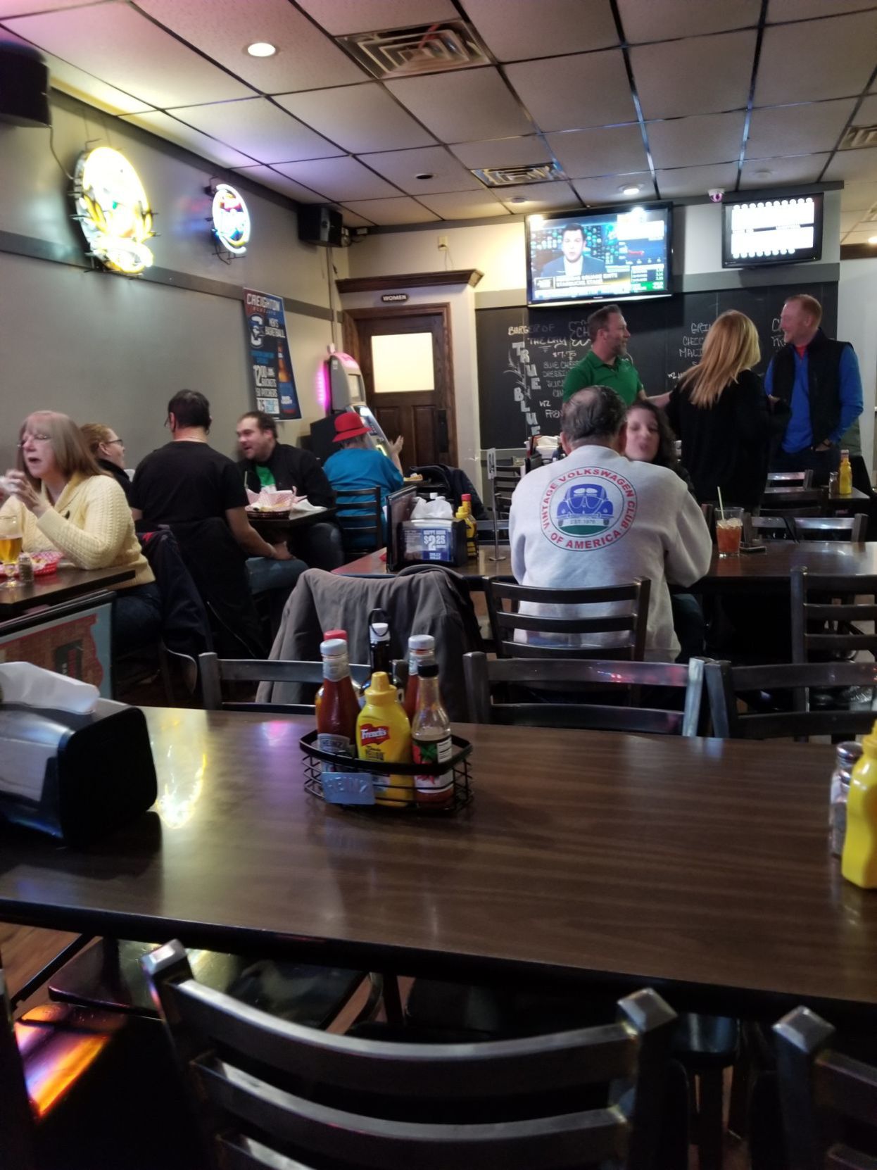Dinker's Bar & Grill